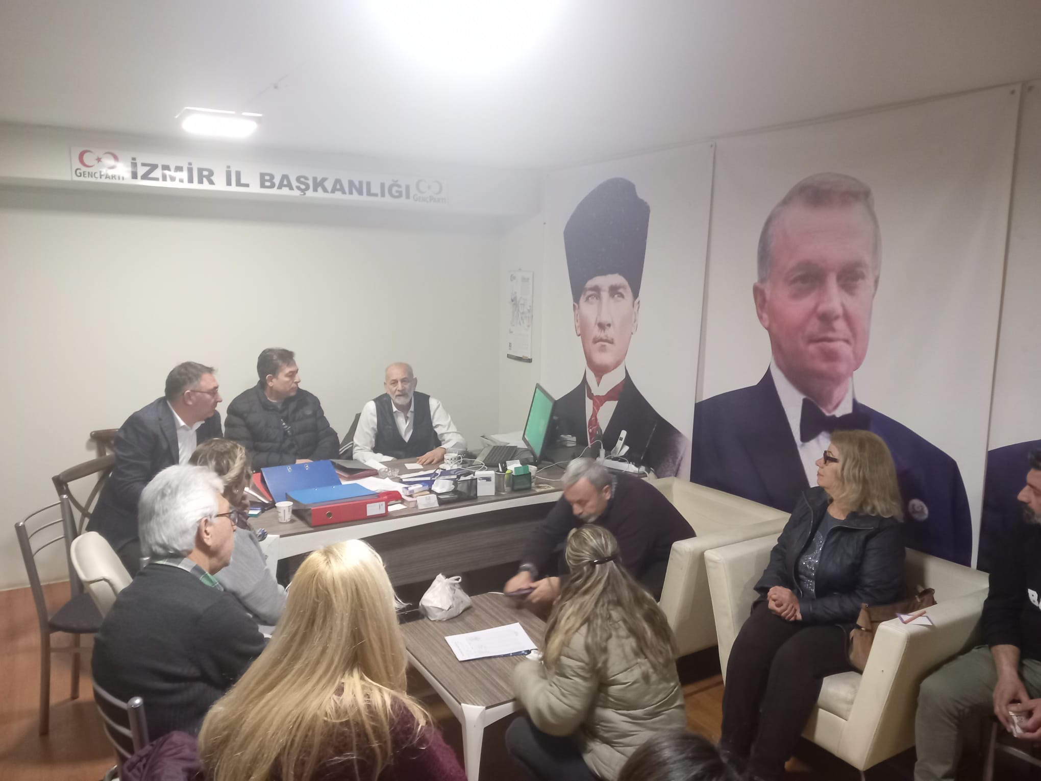 Genç Parti'den kadınlara karanfilli kutlama
