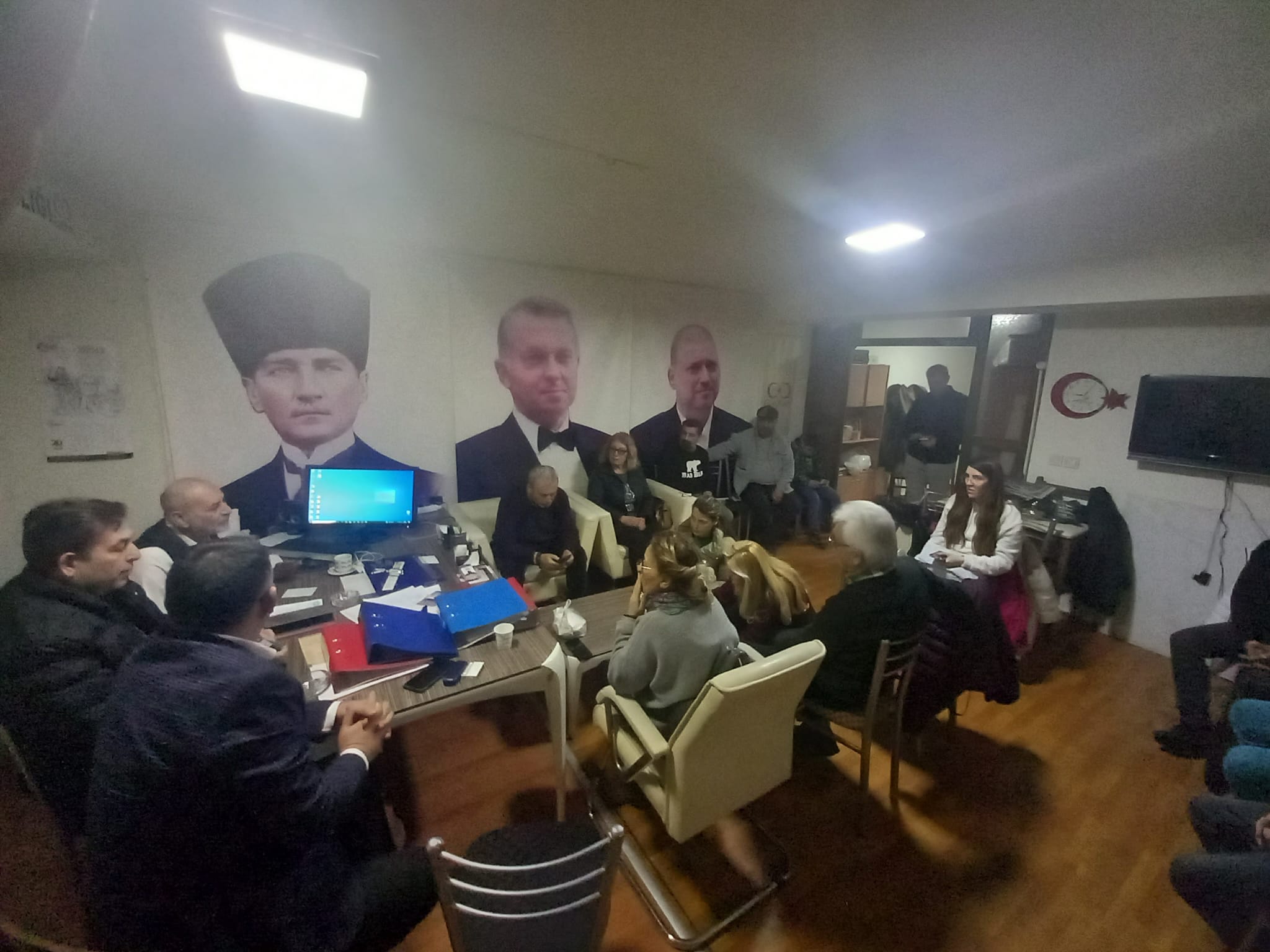 Genç Parti'den kadınlara karanfilli kutlama