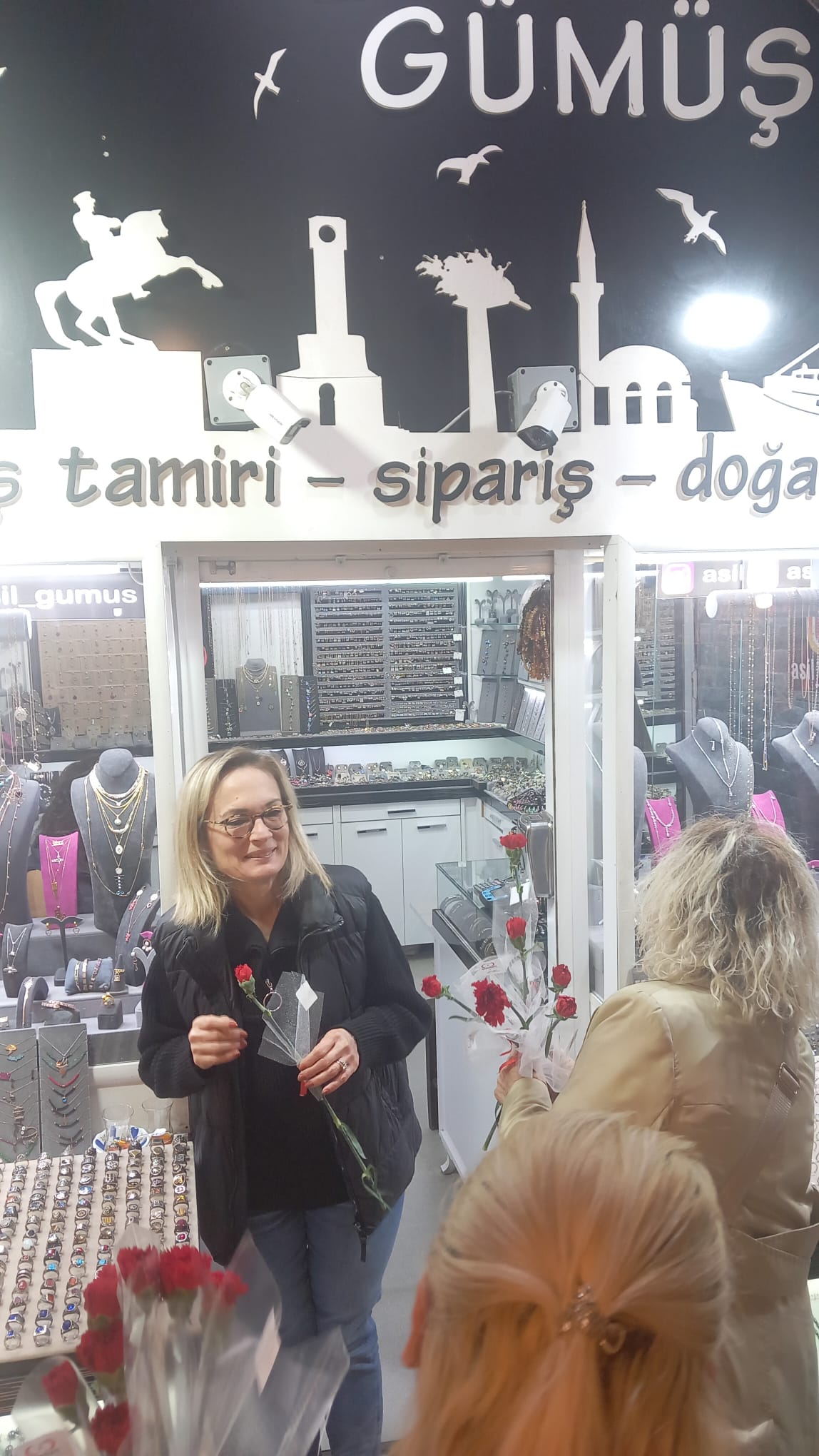 Genç Parti'den kadınlara karanfilli kutlama