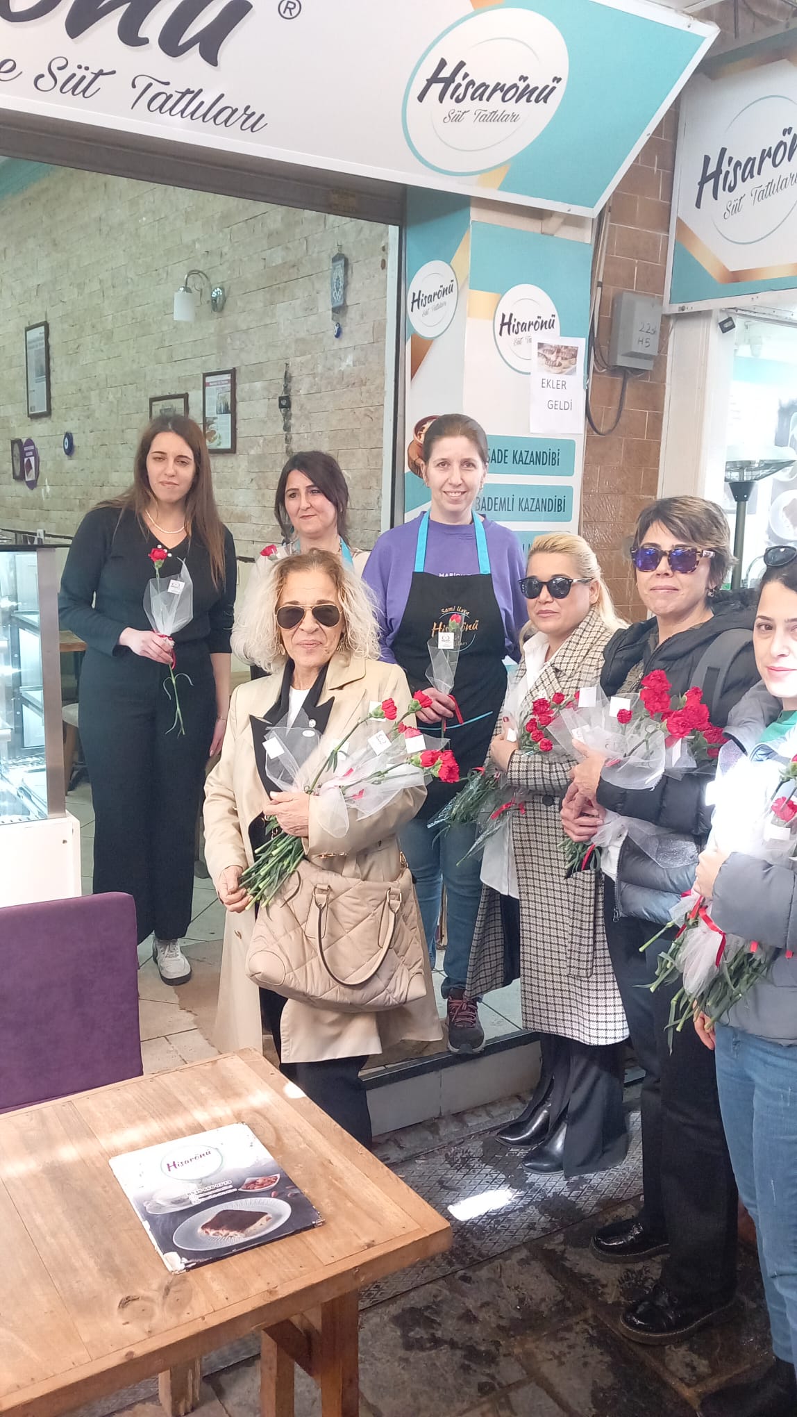 Genç Parti'den kadınlara karanfilli kutlama