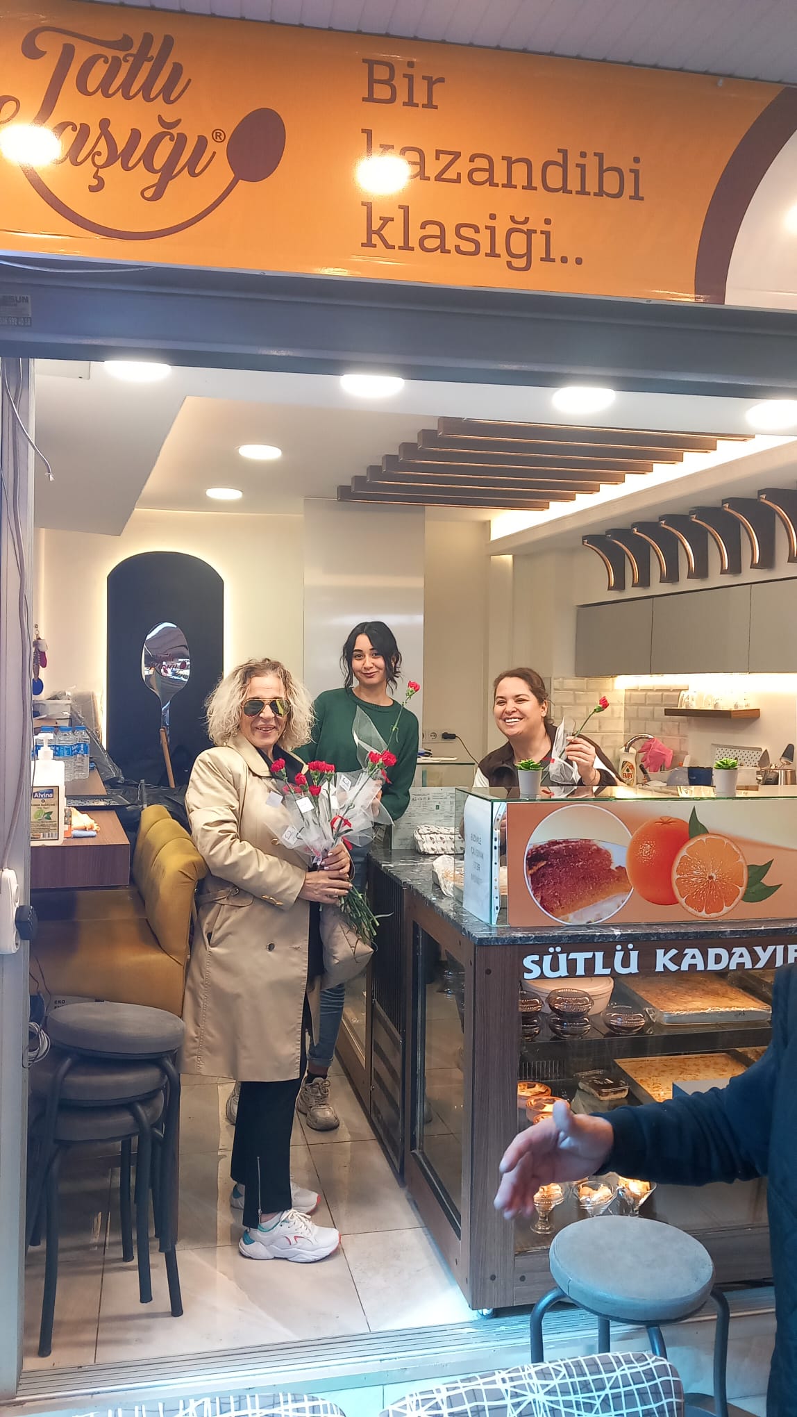 Genç Parti'den kadınlara karanfilli kutlama