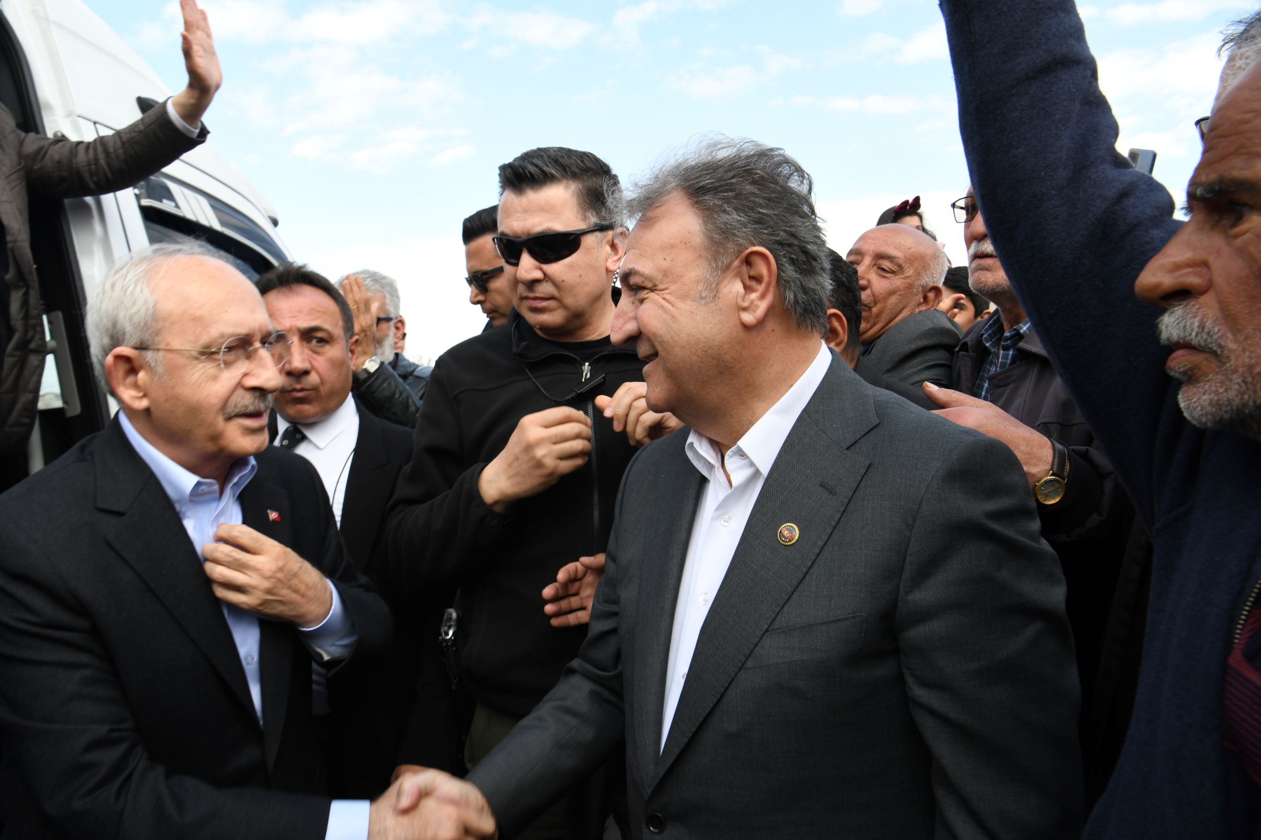 Kılıçdaroğlu Başkan İduğ ile Bornova Belediyesi'nin çadır kentinde 
