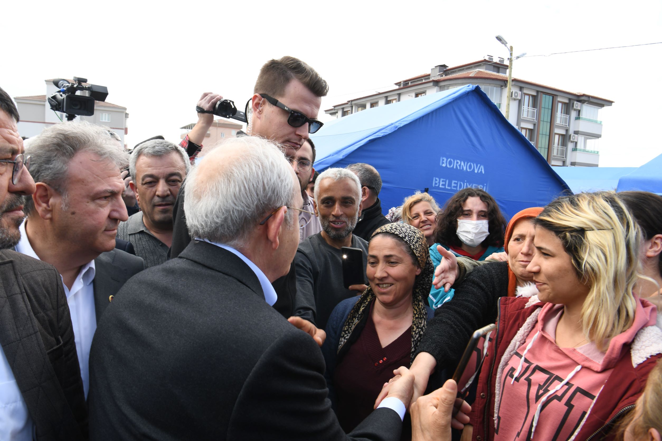 Kılıçdaroğlu Başkan İduğ ile Bornova Belediyesi'nin çadır kentinde 