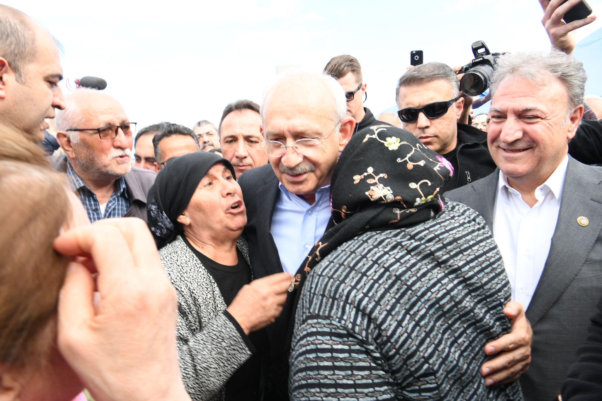 Kılıçdaroğlu Başkan İduğ ile Bornova Belediyesi'nin çadır kentinde 