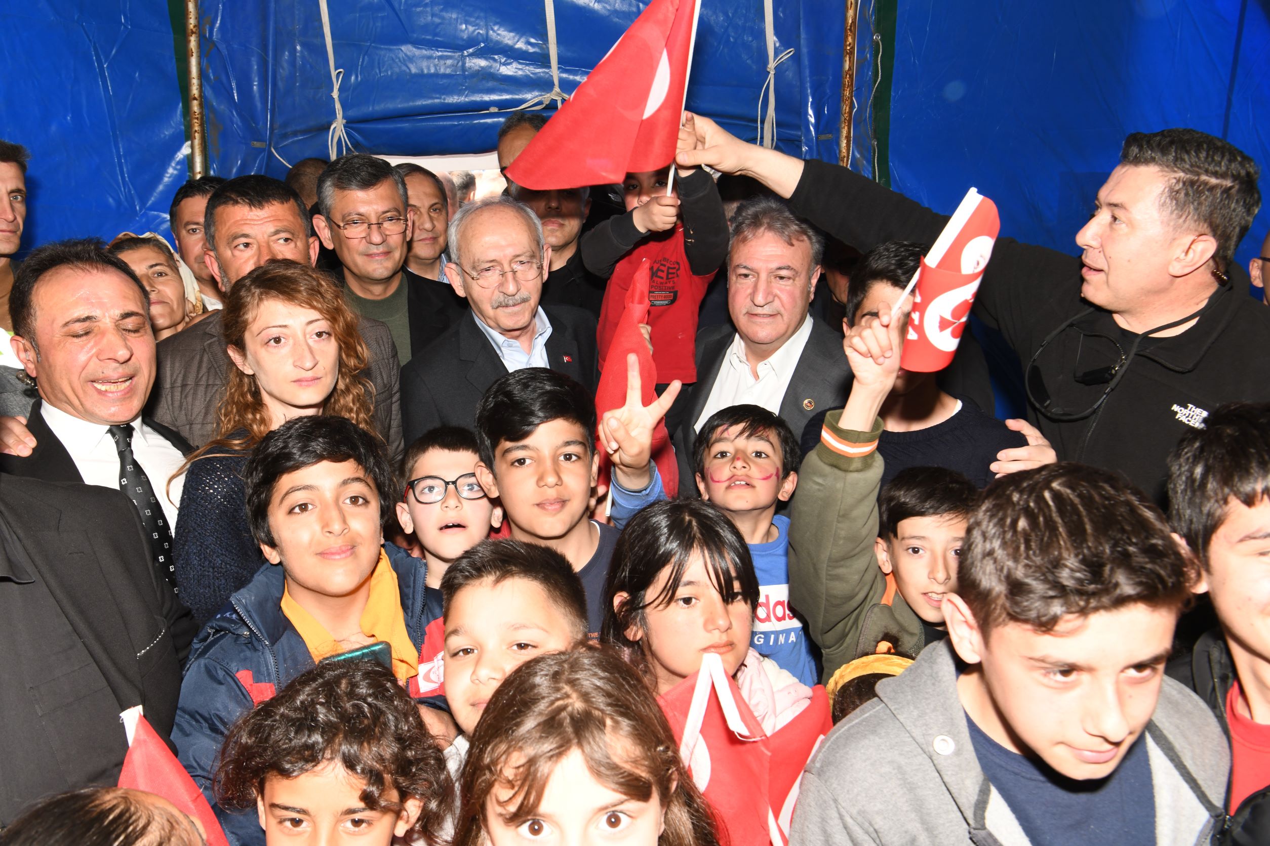 Kılıçdaroğlu Başkan İduğ ile Bornova Belediyesi'nin çadır kentinde 