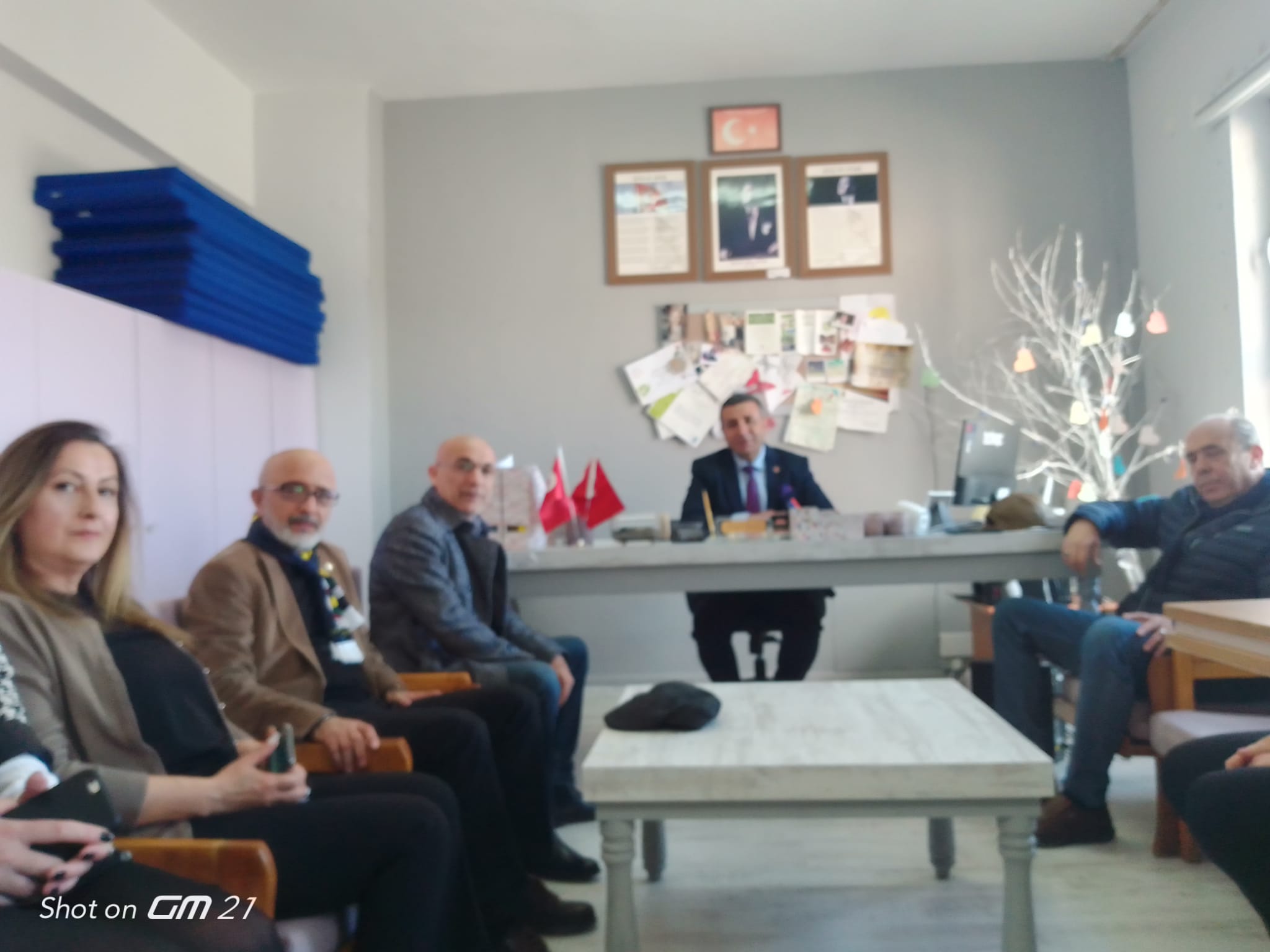 İzmir Fenerbahçeliler Derneği'nden bin 500 öğrenciye bayramlık kıyafet