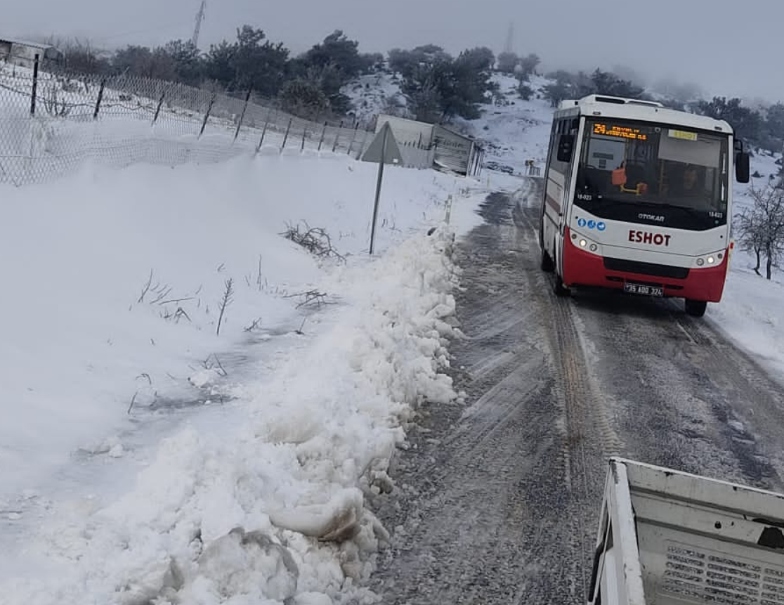 İzmir Büyükşehir Belediyesi ekipleri karla mücadele için sahada