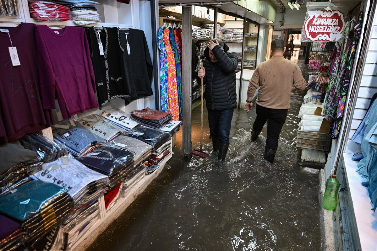 İzmir'de sağanak, Kemeraltı'nda su baskınlarına neden oldu