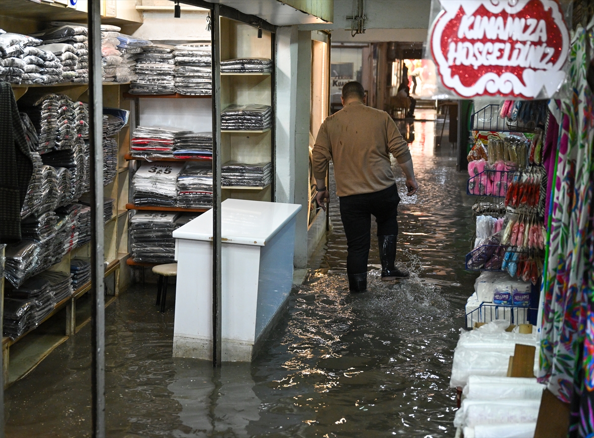 İzmir'de sağanak, Kemeraltı'nda su baskınlarına neden oldu