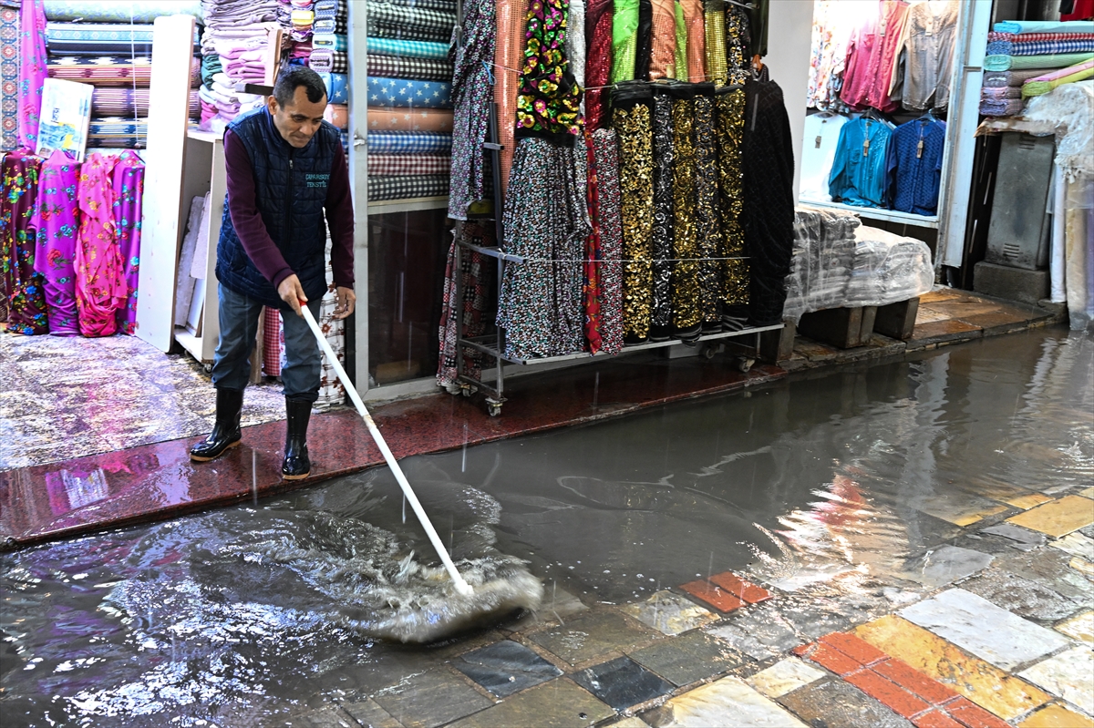 İzmir'de sağanak, Kemeraltı'nda su baskınlarına neden oldu