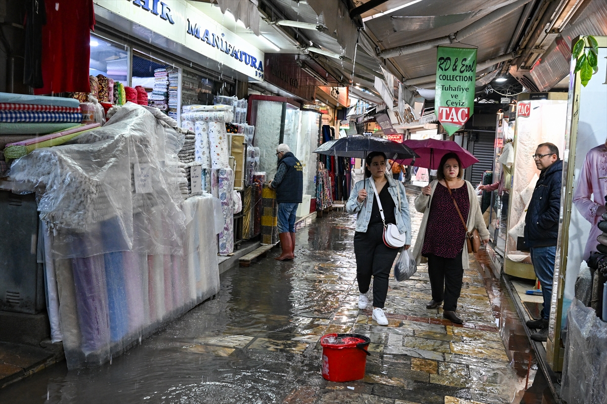 İzmir'de sağanak, Kemeraltı'nda su baskınlarına neden oldu