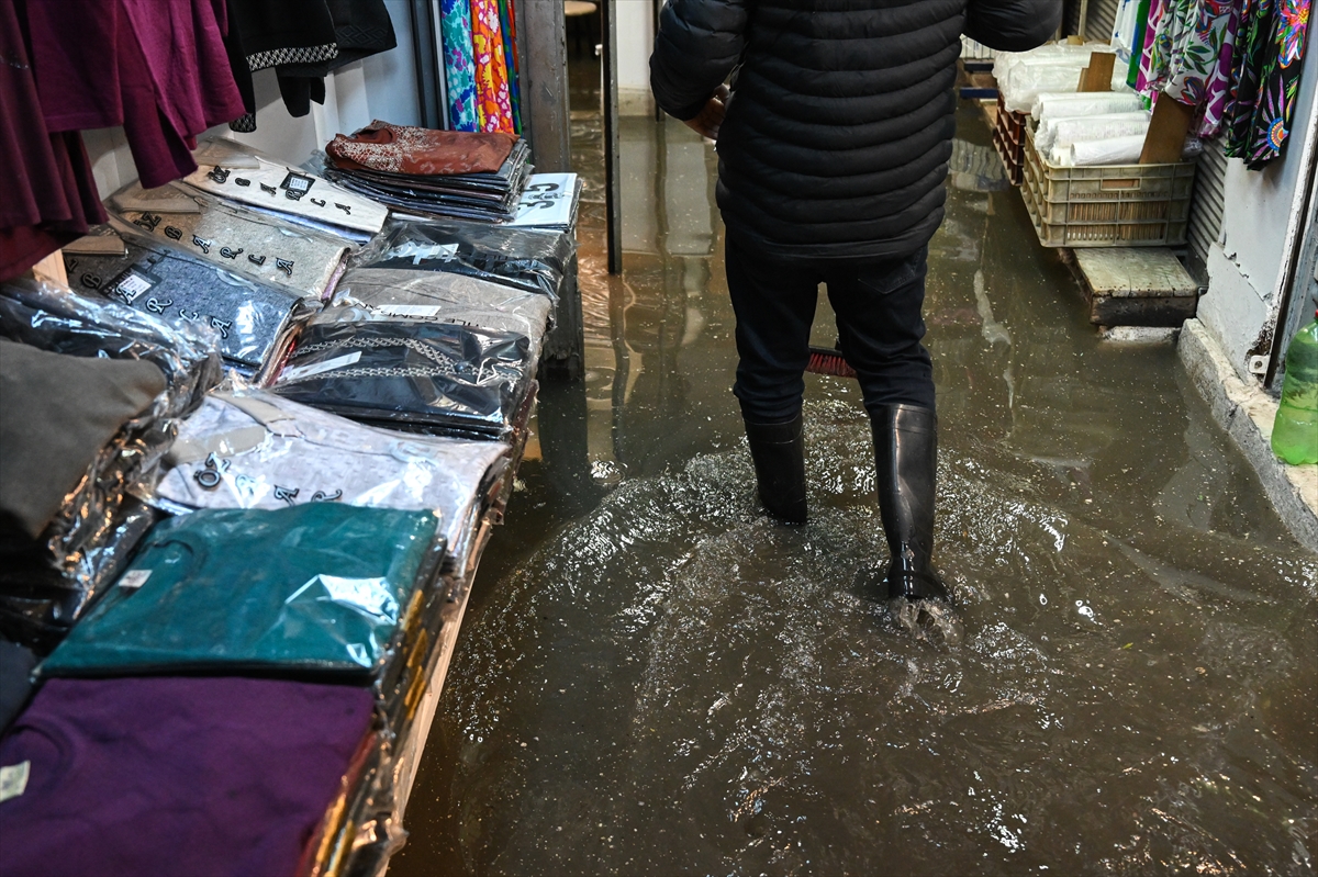 İzmir'de sağanak, Kemeraltı'nda su baskınlarına neden oldu