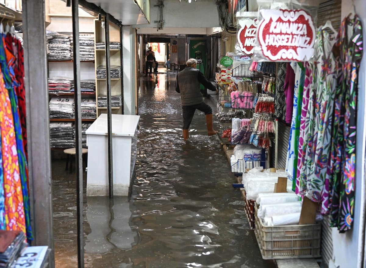 İzmir'de sağanak, Kemeraltı'nda su baskınlarına neden oldu