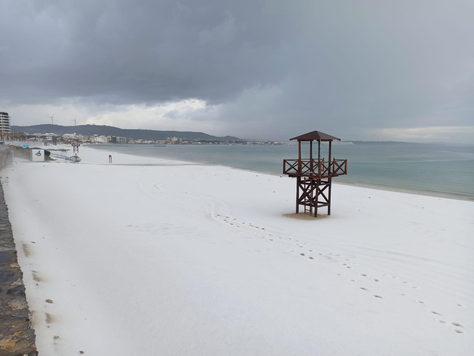 Çeşme beyaza büründü