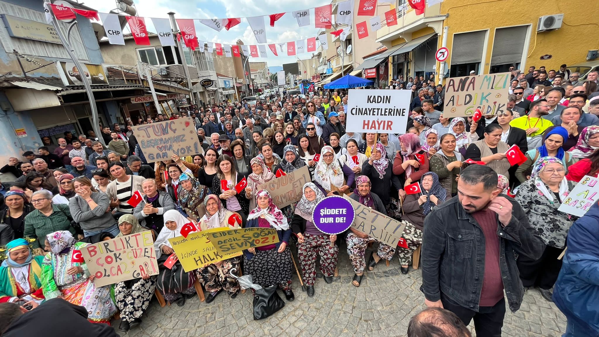  CHP İzmir'in Milletvekili Adaylarına Sahada Sevgi Seli