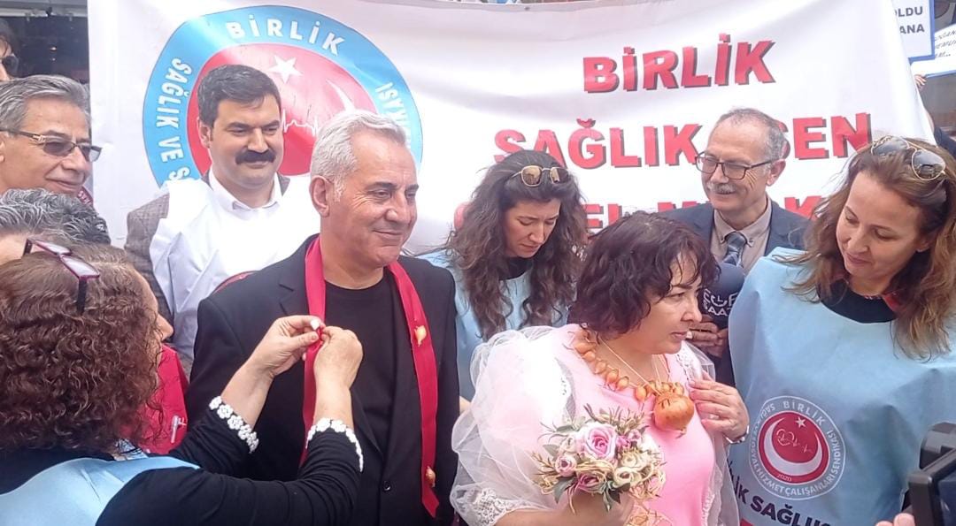 Geline altın yerine soğan taktılar