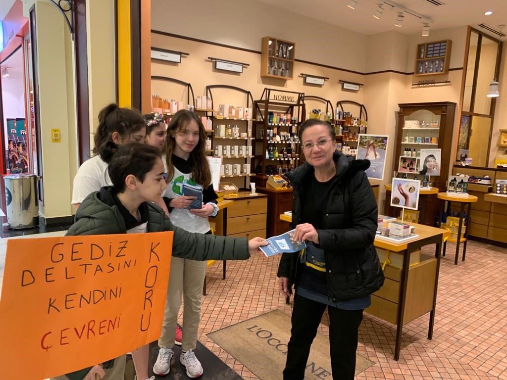 İzmirli gençler çevresine sahip çıkıyor