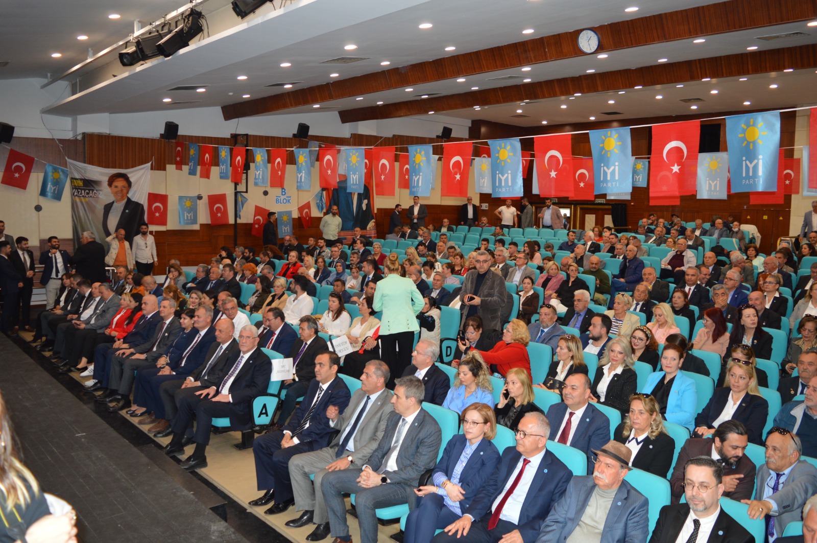 İYİ Parti, İzmir milletvekili adaylarını tanıttı