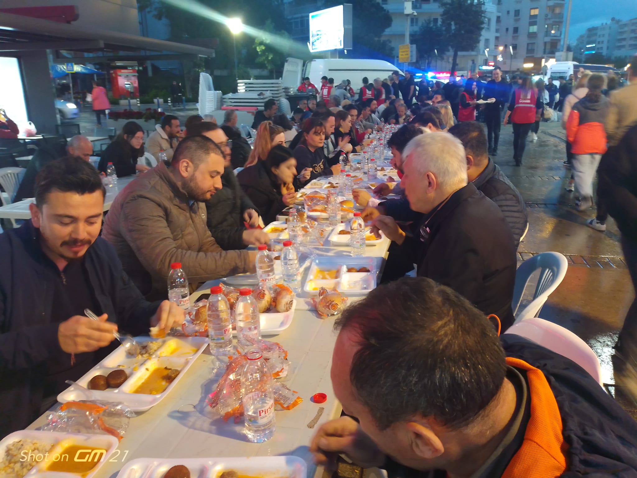 Şanlı, Kızılay’ın iftar yemeğinde vatandaşlarla buluştu