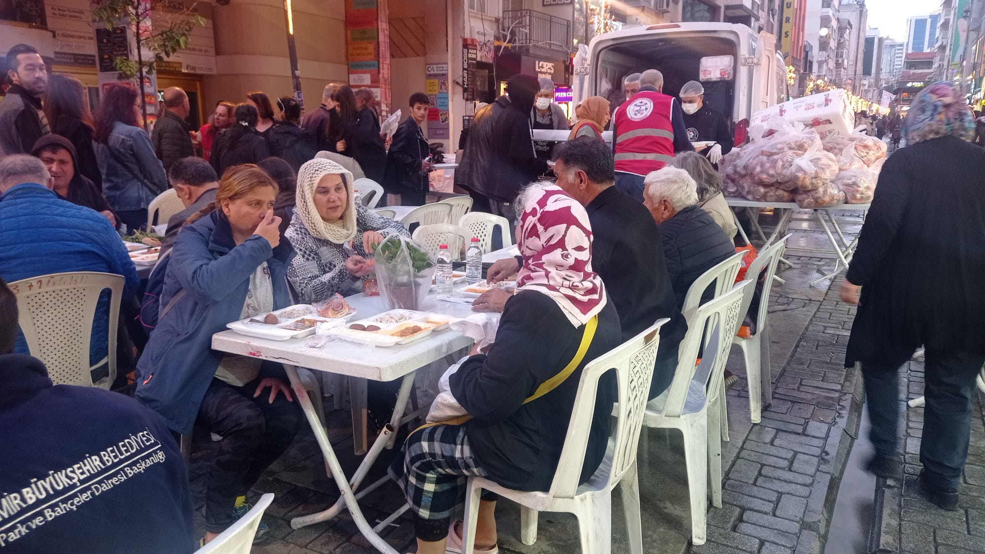 Şanlı, Kızılay’ın iftar yemeğinde vatandaşlarla buluştu