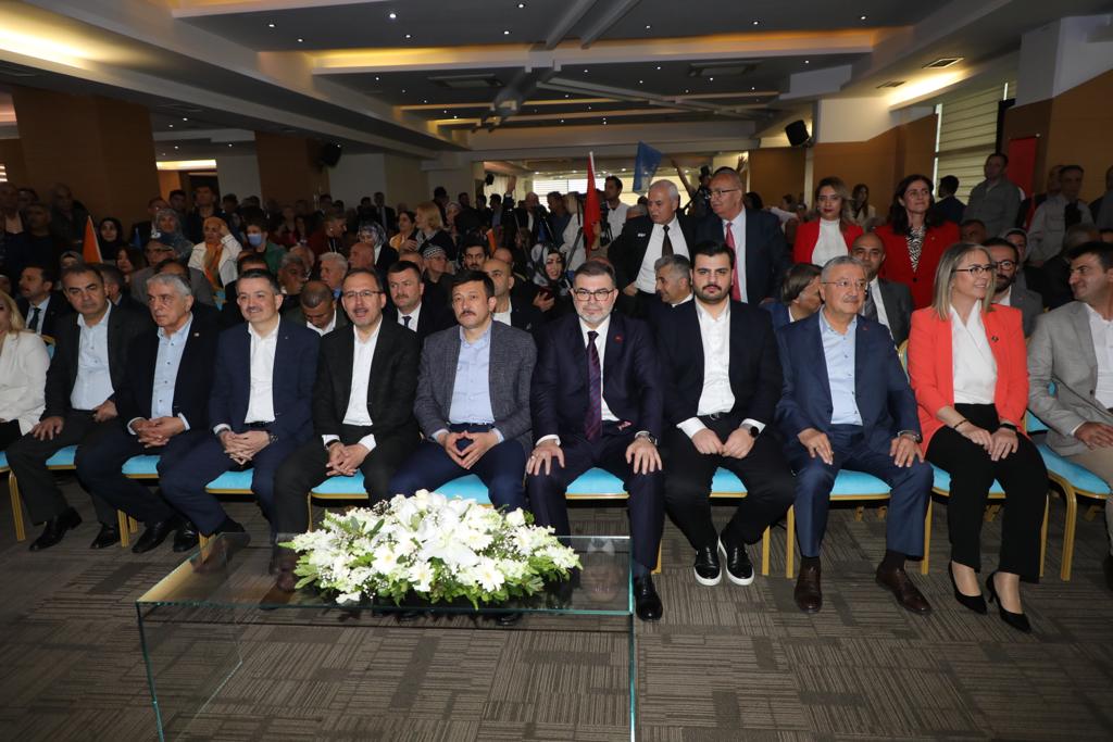 AK Parti İzmir bayramlaşma töreninde 14 Mayıs’ı işaret etti