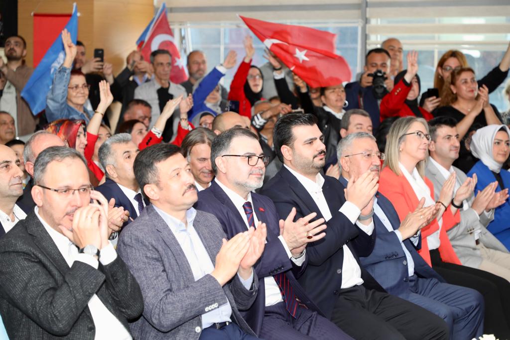 AK Parti İzmir bayramlaşma töreninde 14 Mayıs’ı işaret etti