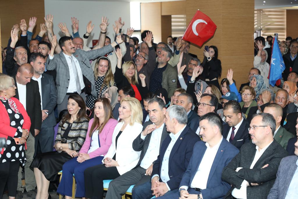 AK Parti İzmir bayramlaşma töreninde 14 Mayıs’ı işaret etti
