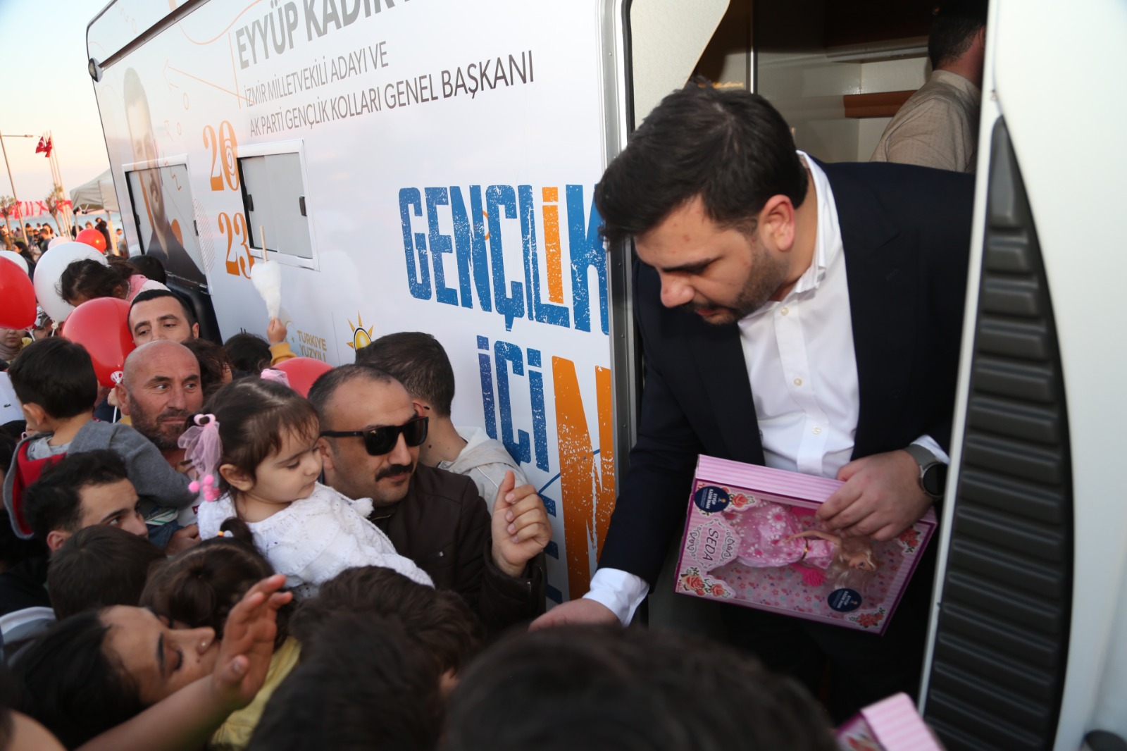 Karşıyaka’da, AK Parti Gençlik Kolları’ndan coşku dolu ‘23 Nisan Şenliği’