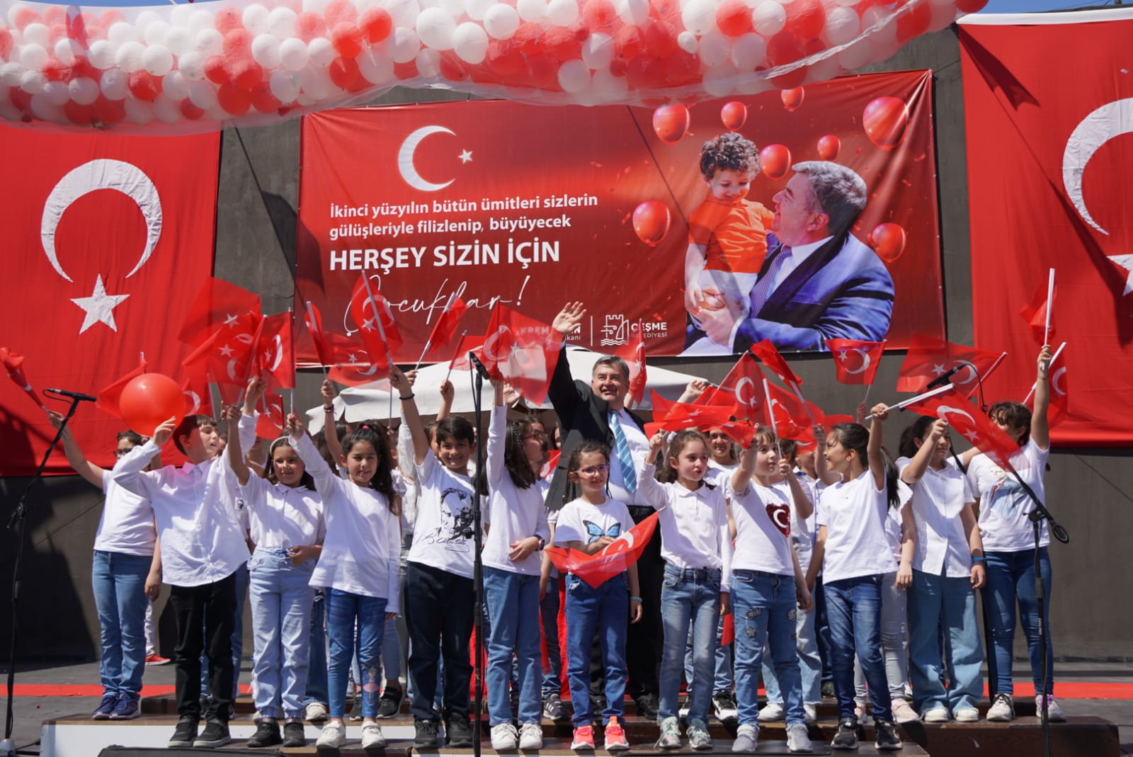 Çeşme’de 23 Nisan coşkusu Selda Bağcan ile zirveye ulaştı
