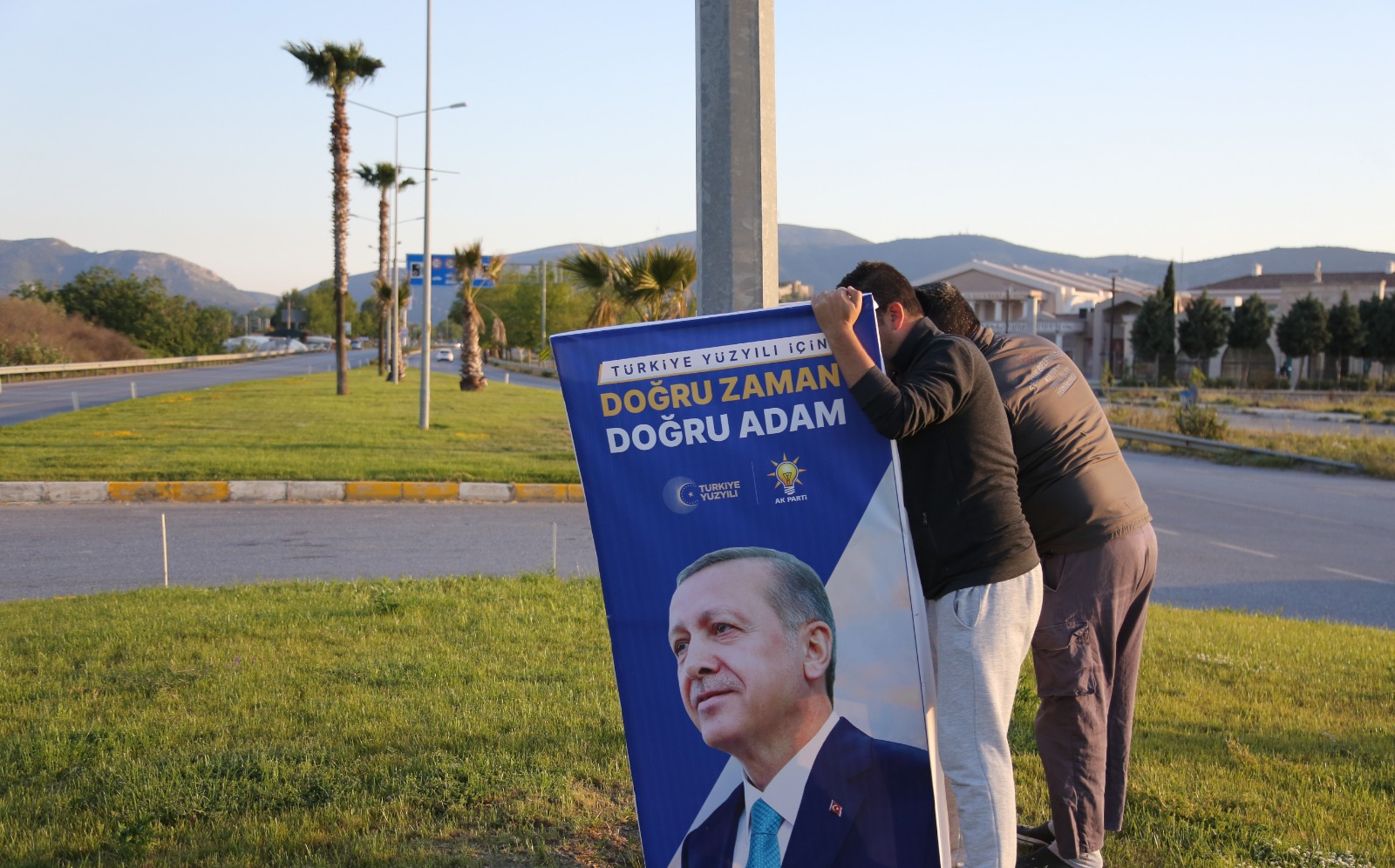 İlçe Seçim Kurulu Kararına aykırı olarak asılan o pankartlar kaldırıldı