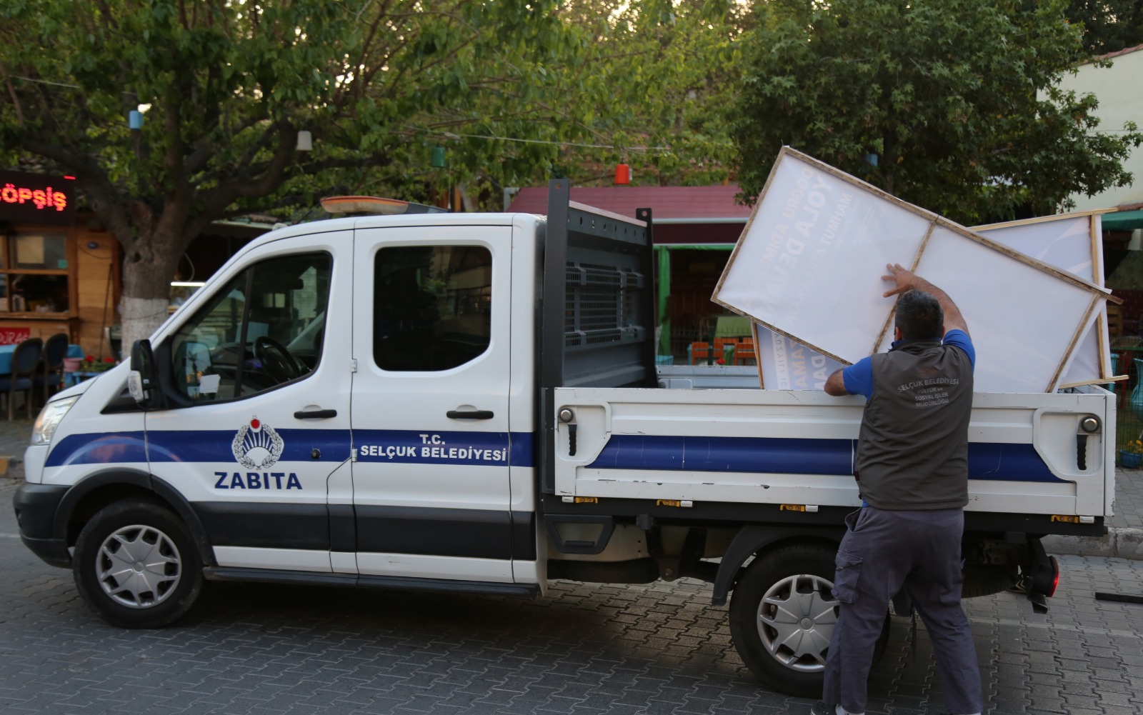 İlçe Seçim Kurulu Kararına aykırı olarak asılan o pankartlar kaldırıldı