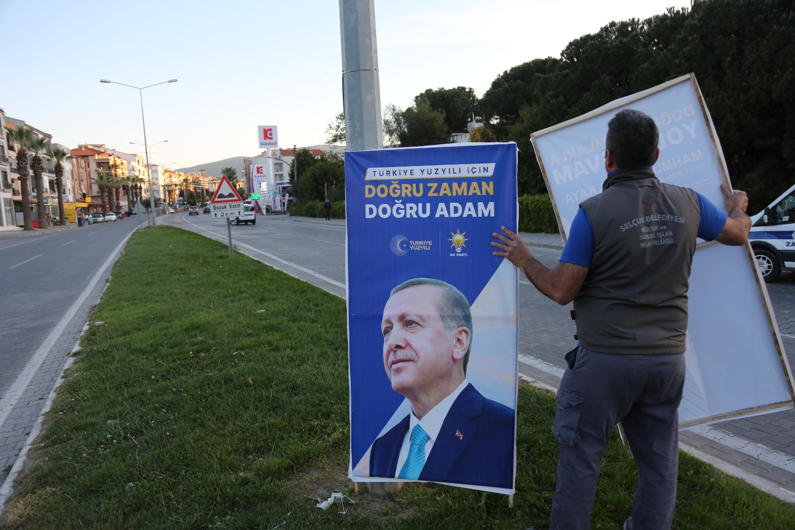 İlçe Seçim Kurulu Kararına aykırı olarak asılan o pankartlar kaldırıldı