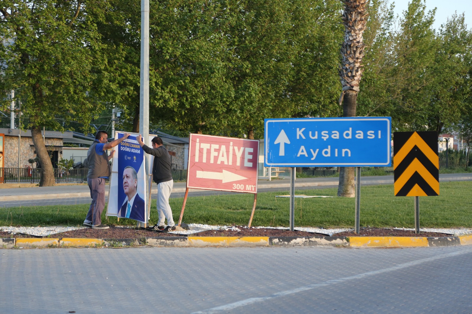İlçe Seçim Kurulu Kararına aykırı olarak asılan o pankartlar kaldırıldı