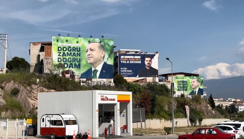 CHP'li Bayraklı Belediyesi, AK Parti'nin ücretini ödediği reklam alanına korsan afiş astı!
