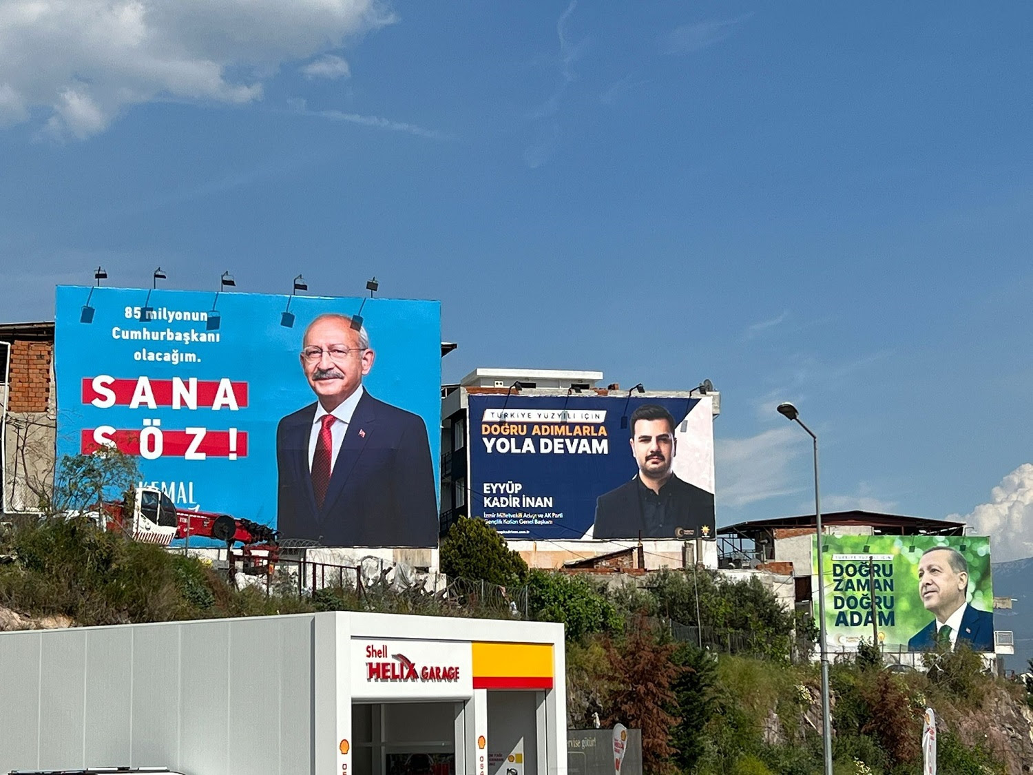 CHP'li Bayraklı Belediyesi, AK Parti'nin ücretini ödediği reklam alanına korsan afiş astı!