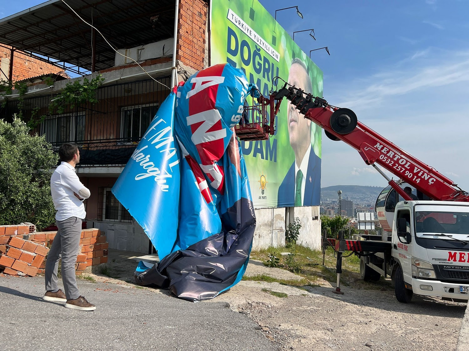 CHP'li Bayraklı Belediyesi, AK Parti'nin ücretini ödediği reklam alanına korsan afiş astı!
