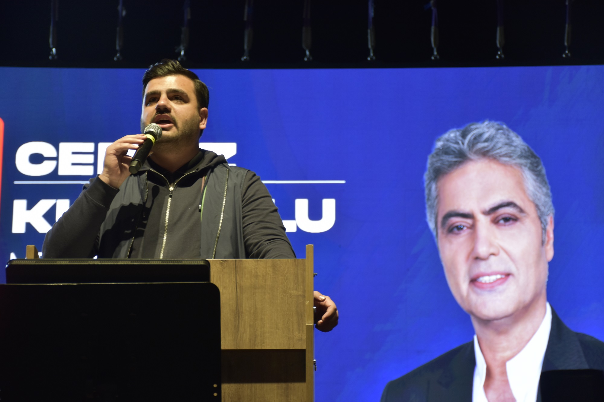 Menemen’de AK Parti’den gövde gösterisi  Adaylar “Duyanlara duymayanlara…” şarkısını söyledi