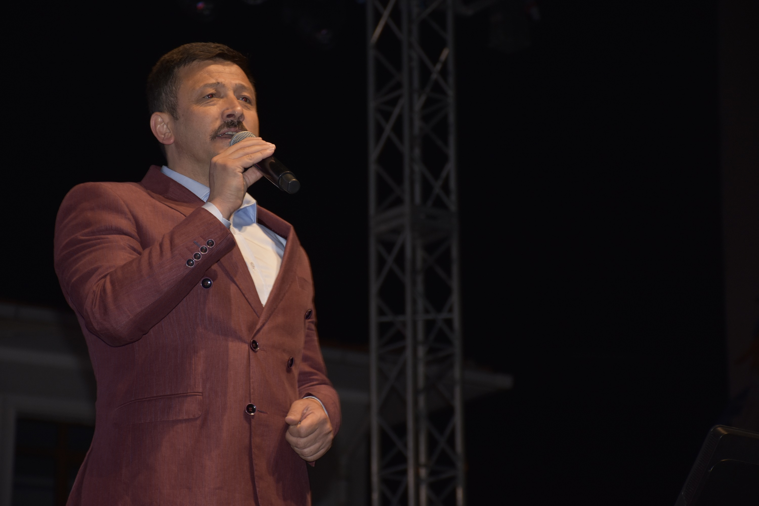 Menemen’de AK Parti’den gövde gösterisi  Adaylar “Duyanlara duymayanlara…” şarkısını söyledi