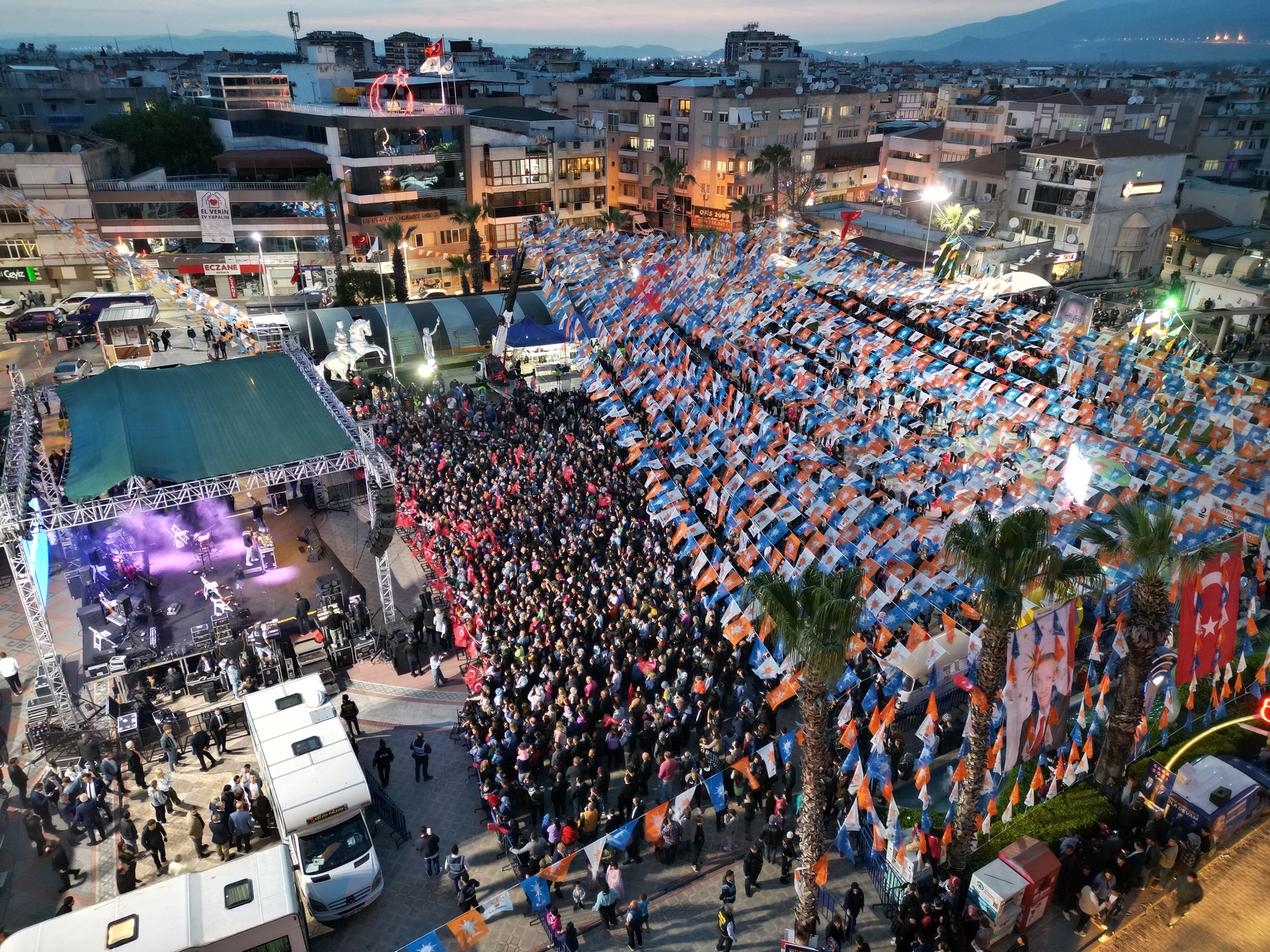 Menemen’de AK Parti’den gövde gösterisi  Adaylar “Duyanlara duymayanlara…” şarkısını söyledi