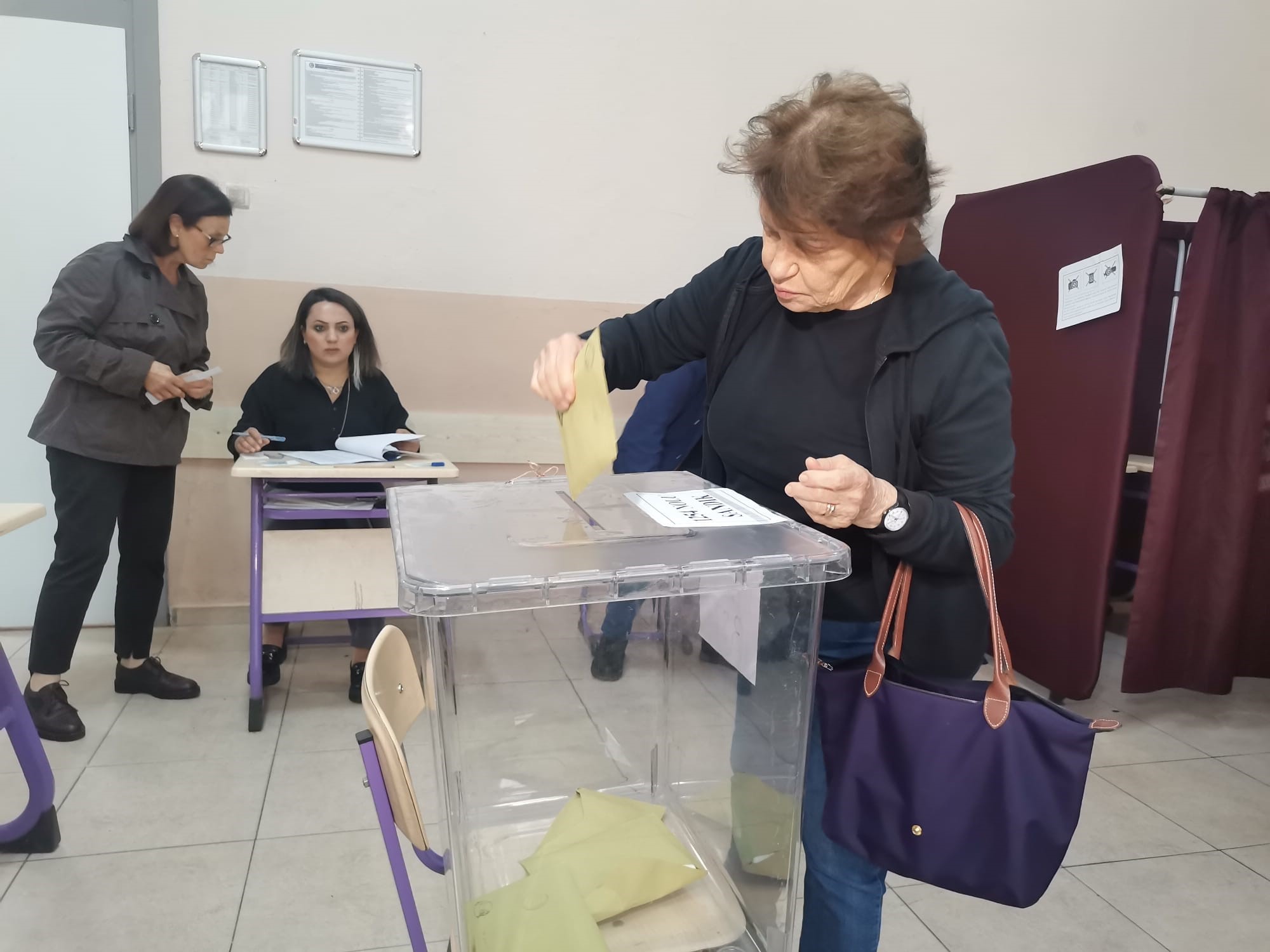 Tarihi seçimde İzmirliler sandık başına gitmeye başladı