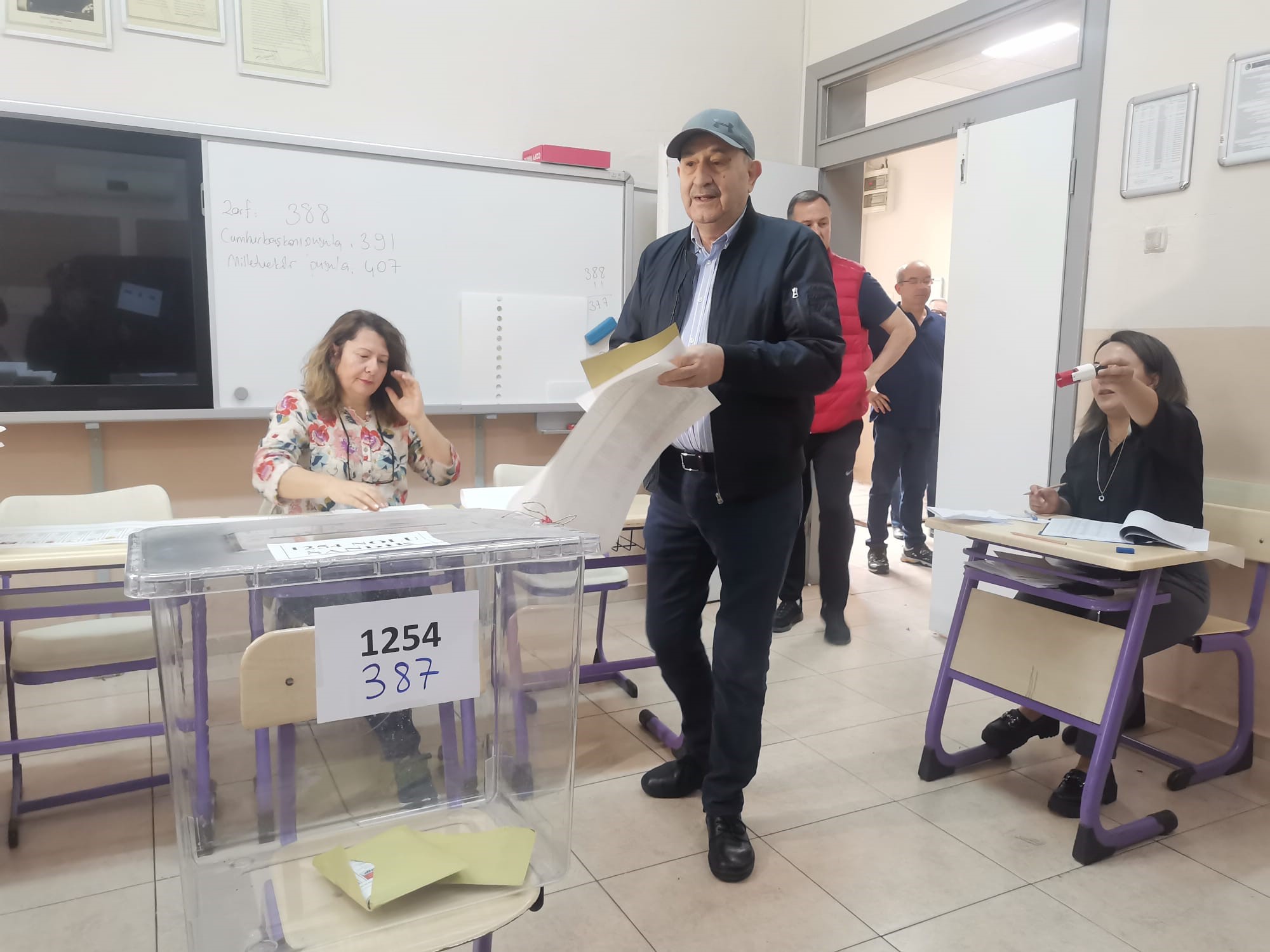 Tarihi seçimde İzmirliler sandık başına gitmeye başladı