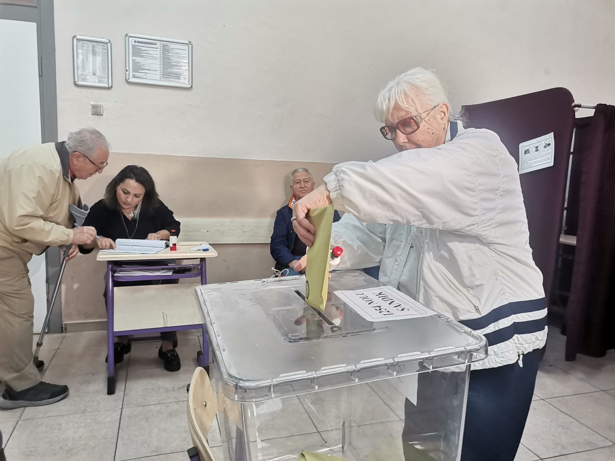 Tarihi seçimde İzmirliler sandık başına gitmeye başladı
