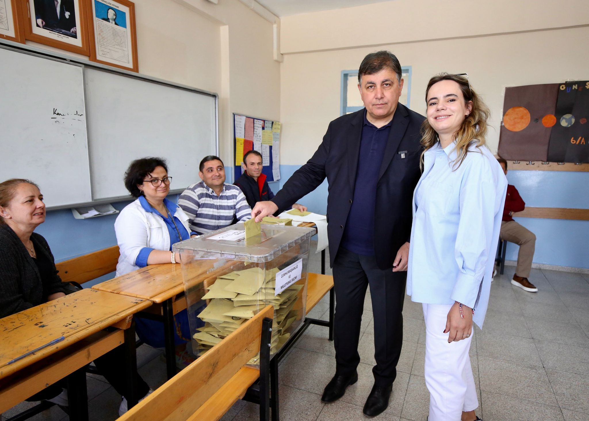 Karşıyaka Belediye Başkanı Tugay ve Eşi Oy Kullandı 