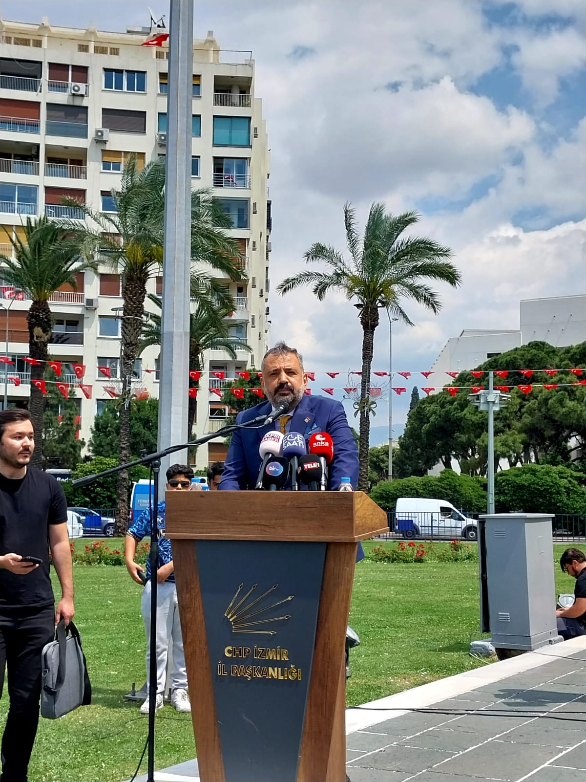 CHP İzmir 19 Mayıs'ta Atatürk'ü andı: "Büyük bayramı kutlamaya az kaldı"