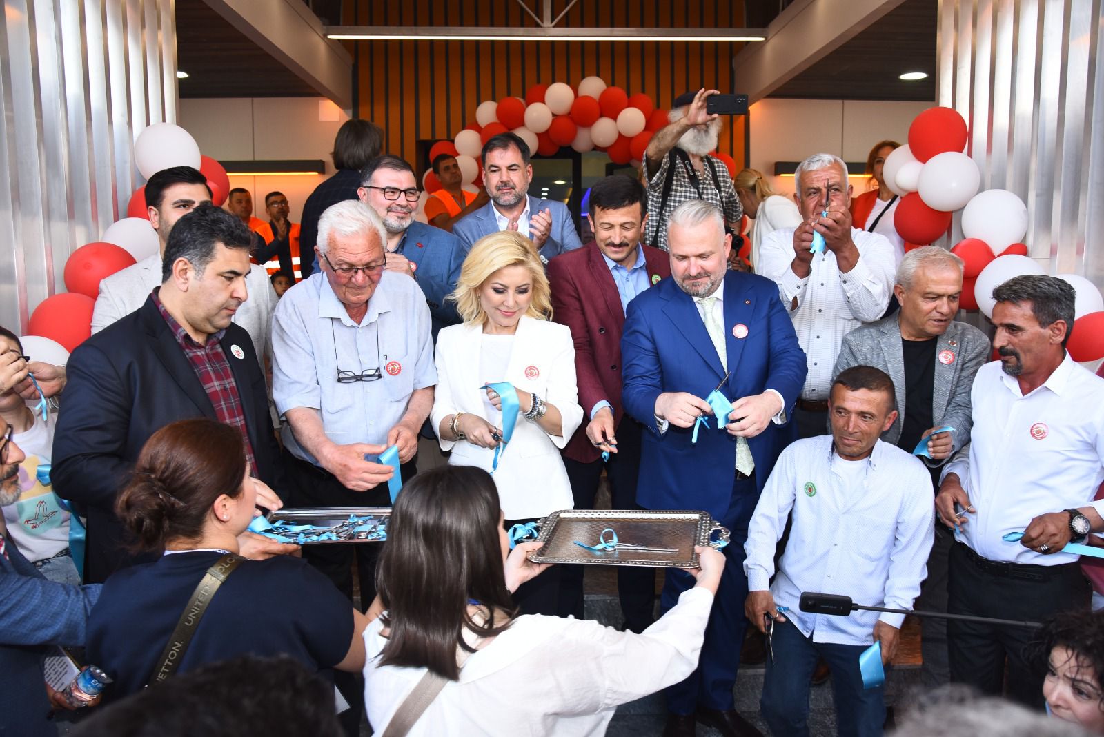 Emiralem Çilek Festivali yoğun katılımıyla kapılarını açtı