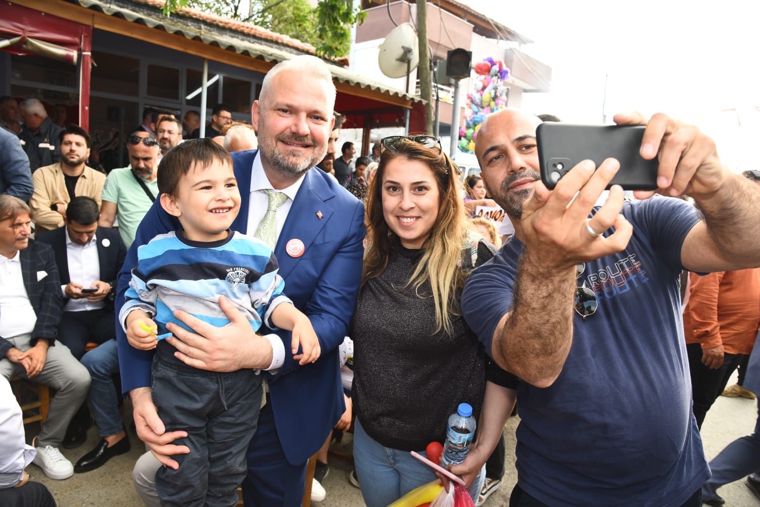 Emiralem Çilek Festivali yoğun katılımıyla kapılarını açtı