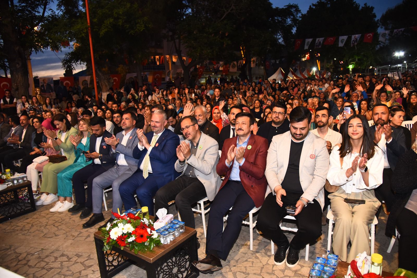 Emiralem Çilek Festivali yoğun katılımıyla kapılarını açtı