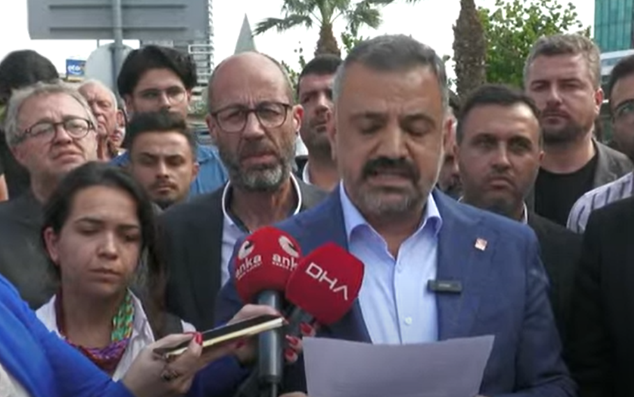 CHP İzmir,  AK Parti İzmir İl Başkanlığına siyah çelenk bırakmak istedi... Emniyet güçleri izin vermedi