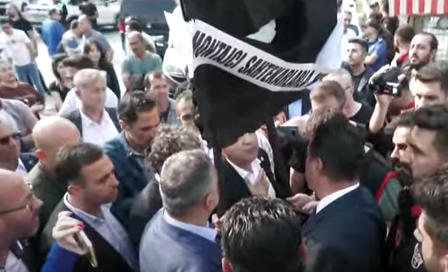 CHP İzmir,  AK Parti İzmir İl Başkanlığına siyah çelenk bırakmak istedi... Emniyet güçleri izin vermedi
