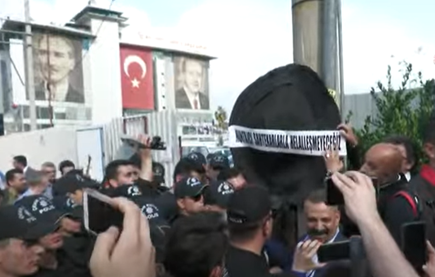 CHP İzmir,  AK Parti İzmir İl Başkanlığına siyah çelenk bırakmak istedi... Emniyet güçleri izin vermedi